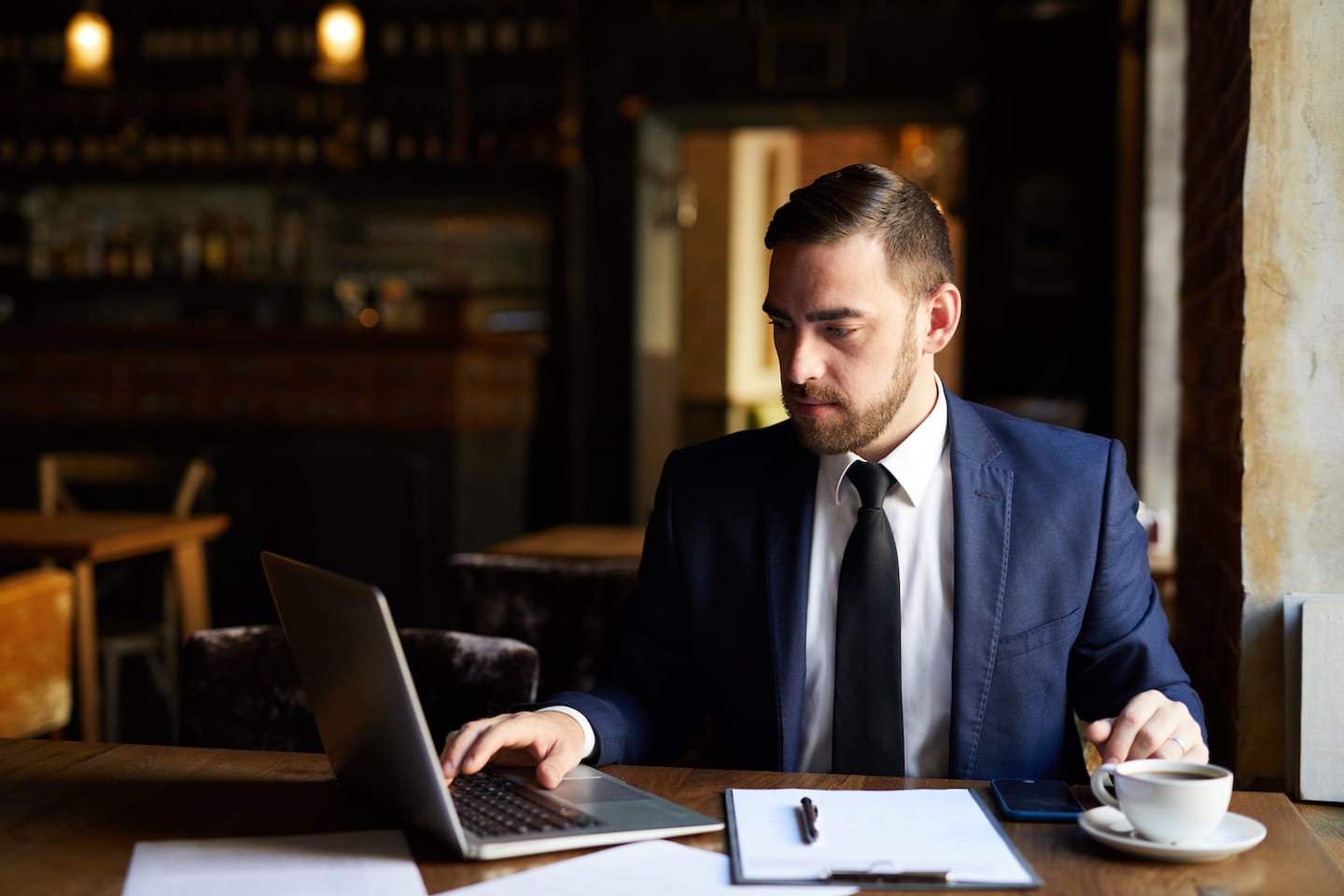 Advisor working in a café